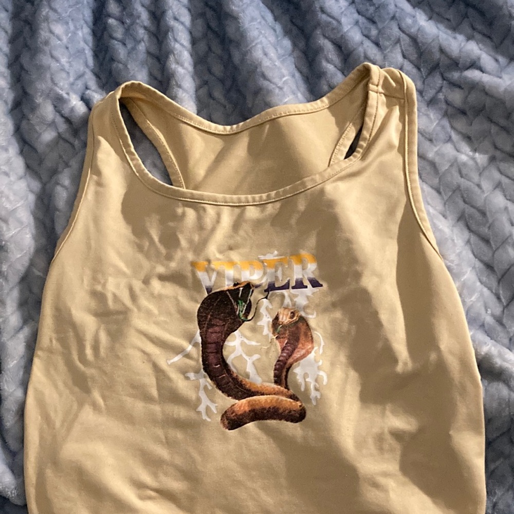 The quality is cheap it’s a little thin , the size is a small , it’s from SHEIN
